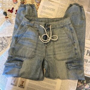 American Eagle light wash cargo jeans